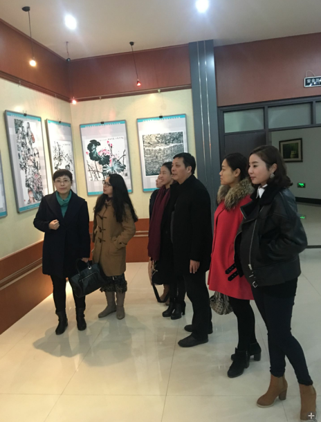 音乐华体官网网页版教师参观廉洁书画展.png